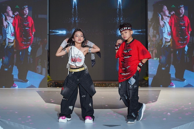 Bộ sưu tập “Little Legends” là lời tôn vinh thế hệ street kids – những đứa trẻ của thành phố, luôn dám thể hiện bản thân. Kaki cotton, thun cao cấp và phụ kiện snapback, vòng tay, sneaker hòa quyện trong tinh thần streetwear hiện đại. Ảnh: BTC thoi-trang-3.jpg