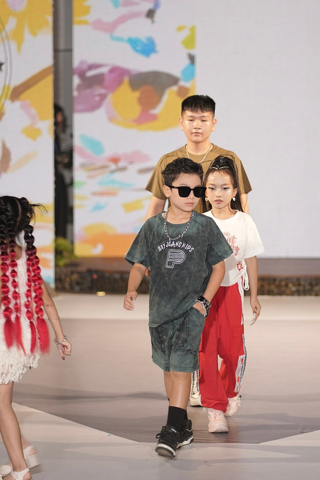 Everyday Spark là nhịp đập của những buổi chiều tuổi thơ trong trẻo. Jeans, kaki, phom dáng năng động và bảng màu trung tính gợi lại cảm giác thân thuộc của những ngày nô đùa bên hiên nhà. Ảnh: BTC thoi-trang-6.jpg