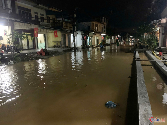 Nước sông Hồng dâng cao đã ngập vào khu vực đường Thanh Niên, phường Yên Bái. Ảnh: VM ngap-1.jpg