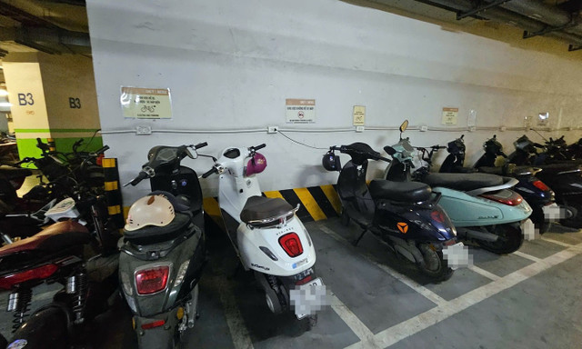 Việc cấm gửi xe điện tại chung cư là không phù hợp với quy định pháp luật hiện hành, xâm phạm quyền lợi hợp pháp của cư dân. Ảnh: Phan Thiên. Việc cấm gửi xe điện tại chung cư là không phù hợp với quy định pháp luật hiện hành, xâm phạm quyền lợi hợp pháp của cư dân. Ảnh: Phan Thiên.