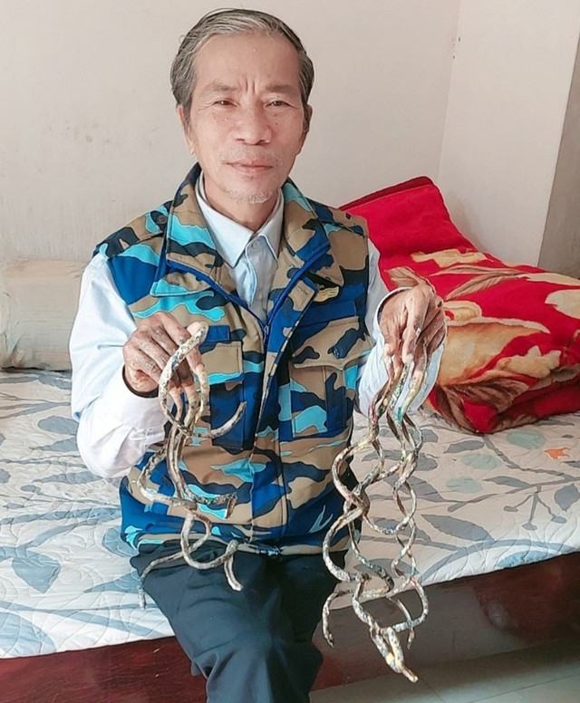 Ông Lưu Công Huyền nổi tiếng sở hữu bộ móng tay dài hơn 1m. Ảnh: Nhân vật cung cấp di-nhan-1.jpg