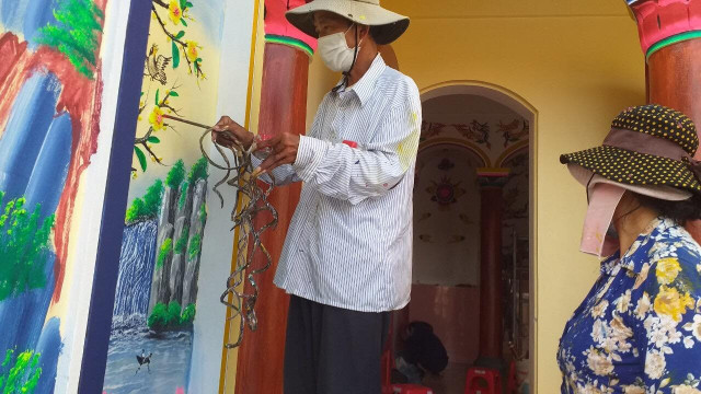 Dù "nuôi" bộ móng tay dài hơn 1m nhưng ông Huyền vẫn làm việc, sinh hoạt bình thường. Ảnh: Nhân vật cung cấp di-nhan-3.jpg
