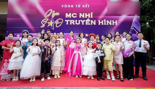 Sau 2 ngày diễn ra vòng tứ kết, nhiều thí sinh xuất sắc giành vé vàng vào vòng trong. Bán kết MC nhí toàn quốc 2025 sẽ diễn ra vào ngày 23-24/8. mc-nhi-3.jpg