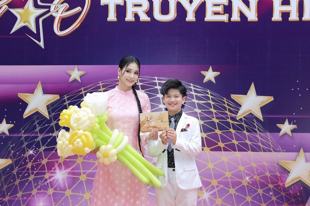 Theo MC Thanh Mai, ở vòng này các thí sinh nhí trải qua phần thi với hình thức ghi hình bản tin truyền hình tại trường quay, mô phỏng các chương trình đang phát sóng trên truyền hình. Tuy nhiên, năm nay vẫn có nhiều khác biệt so với những năm trước. mc-nhi-1.jpg