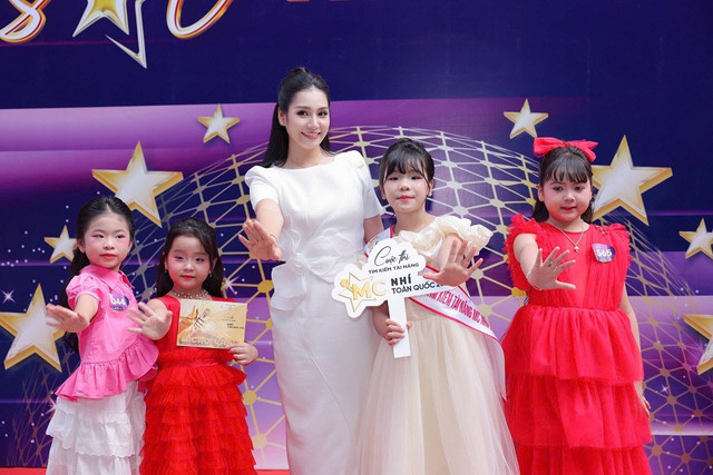 “Khác biệt lớn ở vòng tứ kết năm nay đó là cơ hội để các thí sinh thử sức trong vai trò dẫn tĩnh ở trường quay như những MC chuyên nghiệp. Format bản tin không mới so với những năm trước nhưng điểm đặc biệt là thời gian quy định chỉ 2-3,5 phút. Chỉ trong khoảng thời gian ngắn như thế, các con vẫn “gói” được nội dung, thông điệp của bản tin đồng thời qua đó còn thể hiện được khả năng tư duy về kịch bản, logic vấn đề”, MC Thanh Mai cho biết. mc-nhi-7.jpg