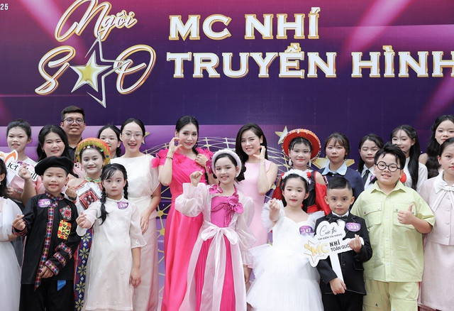 Tại vòng này, các thí sinh được tự do lựa chọn chủ đề phù hợp với sở trường như thời sự, văn hoá, xã hội, thể thao, âm nhạc, thời trang… Qua đó, giúp các bạn nhỏ phát triển tư duy sáng tạo, đồng thời lan tỏa thông điệp yêu Tổ quốc một cách sâu sắc. mc-nhi-5.jpg