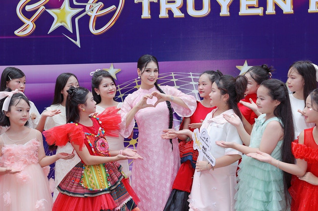 Cuộc thi MC nhí toàn quốc 2025 bước vào vòng tứ kết với chủ đề “Yêu Tổ quốc - Tự tin cất cao tiếng nói Việt”. Đây không chỉ là sân chơi giúp các bạn nhỏ rèn luyện kỹ năng dẫn chương trình mà còn là cơ hội để các em thể hiện tình yêu quê hương, đất nước qua từng lời nói, từng câu chuyện. mc-nhi-6.jpg