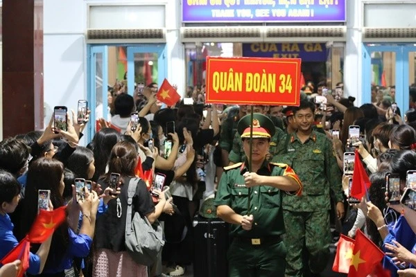 Tiễn chiến sĩ lên đường làm nhiệm vụ diễu binh kỷ niệm 80 năm Quốc khánh