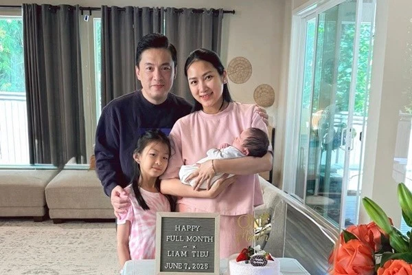 Vợ chồng Lam Trường mừng đầy tháng con trai