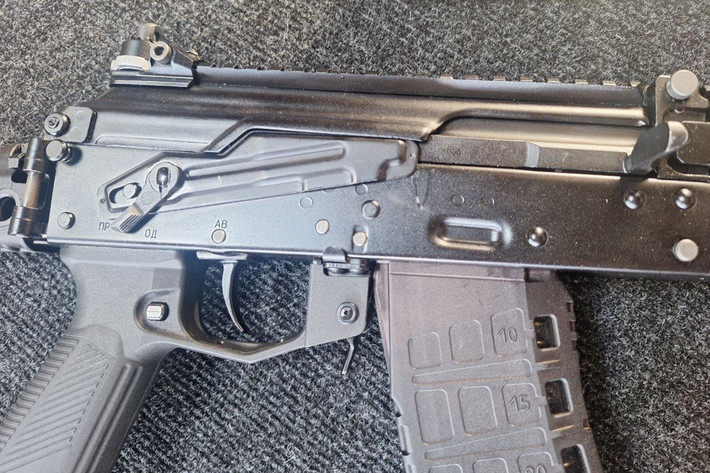 Thiết kế của AK-12SK phù hợp với các đơn vị tác chiến đặc biệt, đổ bộ đường không hoặc kíp chiến đấu trên các phương tiện cơ giới.