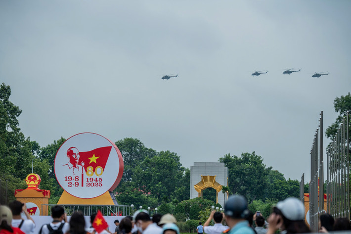 Theo ghi nhận, có 10 chiếc trực thăng họ Mi-17 thuộc các Trung đoàn không quân 916, 917, 930 bay qua quảng trường Ba Đình 3 lần. Cùng với đó là 2 chiếc vận tải cơ Casa thuộc Lữ đoàn không quân 918 cũng bay qua nhiều khu vực nội thành Hà Nội và bay qua quảng trường Ba Đình. Ảnh: Hồng Nguyễn