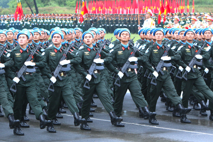 Các chiến sĩ thể hiện khí thế hùng tráng qua những bước chân đều tăm tắp.