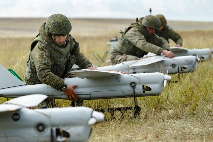 Các loại UAV cũng vậy, thậm chí các phương tiện này cũng đã làm thay đổi vĩnh viễn cách thức các cuộc xung đột diễn ra. Điều này buộc các cường quốc quân sự phải tìm đến các giải pháp để vừa có thể đảm bảo kịp thời cung ứng loại vũ khí tương với số lượng cực lớn, nhưng giá cả phải hợp lý. Vì thế, đây là cơ hội cho các động cơ in 3D phát huy vai trò.