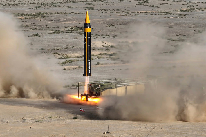 Mỹ không loại trừ khả năng Iran sẽ tấn công trả đũa vào quân đội Mỹ ở Trung Đông, Nhà Trắng đặc biệt lo ngại về "48 giờ tới", Hãng tin Mỹ NBC News, trích lời các quan chức chính quyền Trump, đưa tin. “Chính quyền Trump đang chuẩn bị cho khả năng trả đũa từ Iran, và 48 giờ tới là thời điểm đáng lo ngại đặc biệt”, NBC News cho biết.