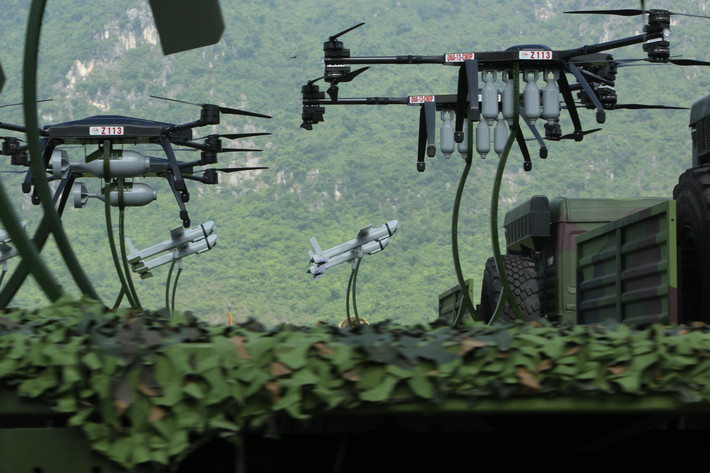Bên cạnh đó là các UAV cánh quạt cất cánh thẳng có thể mang theo các loại đạn pháo, bom.
