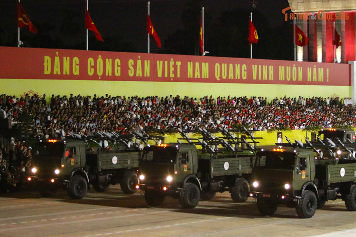 Sau cùng là Tổ hợp phương tiện bay không người lái do Viettel nghiên cứu sản xuất, gồm các UAV trinh sát phát hiện, nhận dạng mục tiêu với độ chính xác cao cả ngày lẫn đêm, cùng các UAV chiến đấu cấp chiến thuật có khả năng tấn công hiệu quả các mục tiêu mặt đất.
