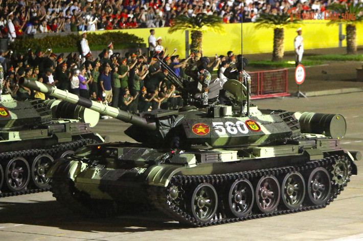 Đặc biệt phiên bản T-54B cải tiến thông minh cùng với sự điều khiển thành thạo của các thành viên xe, thực sự là loại vũ khí chiến đấu mang lại hiệu suất cao trên mọi chiến trường.