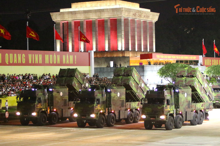 Tiếp đến là tổ hợp tên lửa Trường Sơn do Tập đoàn Công nghiệp - Viễn thông Quân đội Viettel tự chủ nghiên cứu, sản xuất; bao gồm xe chỉ huy chiến đấu, xe ra đa, xe bệ phóng, xe vận chuyển và nạp tên lửa; có nhiệm vụ quan sát mặt biển, thu thập, xử lý thông tin, chỉ thị mục tiêu; lựa chọn mục tiêu cần tiêu diệt và thực hiện đòn đánh tên lửa.