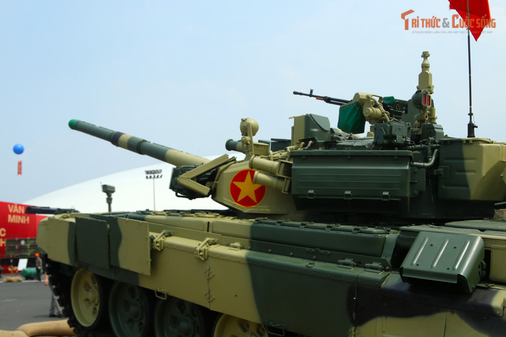 Nằm giữa trung tâm khu trưng bày là dàn xe tăng, xe thiết giáp hiện đại của Quân đội nhân dân Việt Nam. Trong đó xe tăng T-90S được giới thiệu đầu tiên. Đây là một trong dòng xe tăng chiến đấu chủ lực hiện đại nhất có trong biên chế Binh chủng Tăng thiết giáp cũng như trên thế giới.