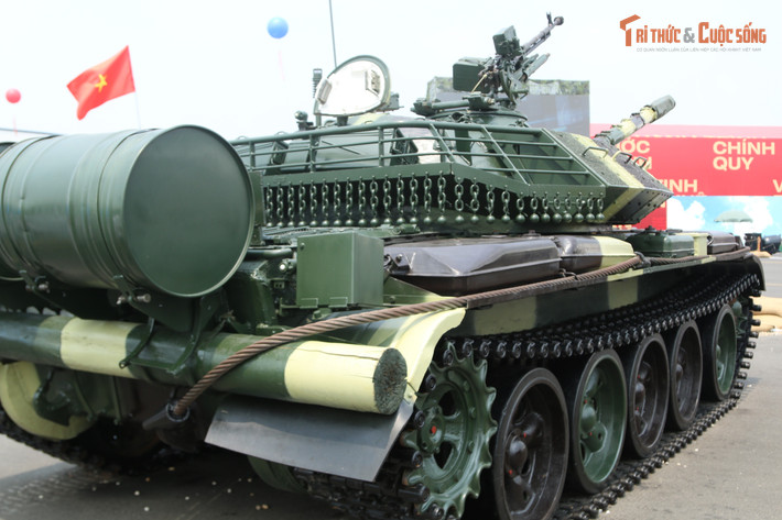 Xe có trọng lượng chiến đấu 36,3 tấn; Dài 9m; Rộng 3,27m; Cao 2,75. Kíp chiến đấu trên T-54B cải tiến gồm 4 người với trưởng xe, pháo thủ, lái xe, nạp đạn. Các vị trí này tương tự như trên T-54.
