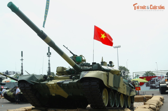 Tại khu vực trưng bày ngoài trời của triển lãm “80 năm Hành trình Độc lập - Tự do - Hạnh phúc” dàn xe tăng hiện đại của Quân đội nhân dân Việt Nam điểm thu hút khách tham quan khi đến khu vực trưng bày của Bộ Quốc phòng.