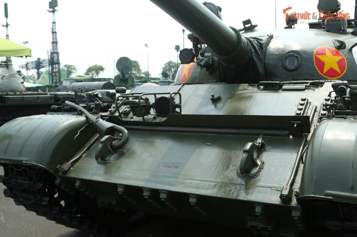 T-62 được trang bị pháo chính 115 mm, với cơ số đạn là 40 viên. Ngoài ra, xe tăng còn được trang bị súng máy cỡ nòng 7.62mm với khả năng trữ 2.500 viên đạn.