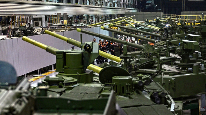 Trước năm 2022, Nga chỉ có khoảng 400 xe T-90 phiên bản cũ. Việc sản xuất T-90M trên quy mô lớn bắt đầu từ năm 2020, với lô đầu tiên gồm khoảng 66-85 chiếc được bàn giao ngay trước thời điểm xung đột Nga-Ukraine nổ ra.