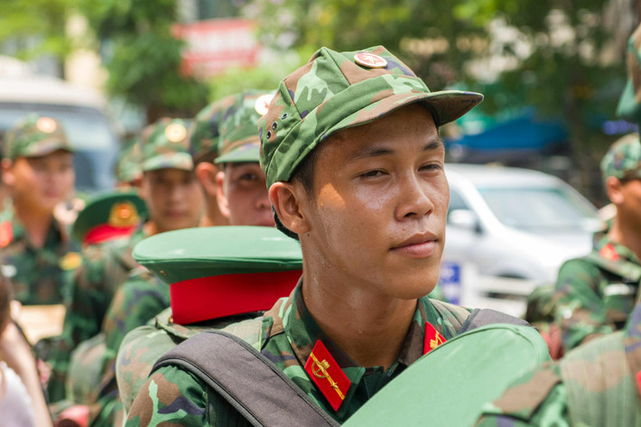 Chiến sỹ trẻ phấn khởi, háo hức khi đến ga Hà Nội. Ảnh: Đình Vĩnh