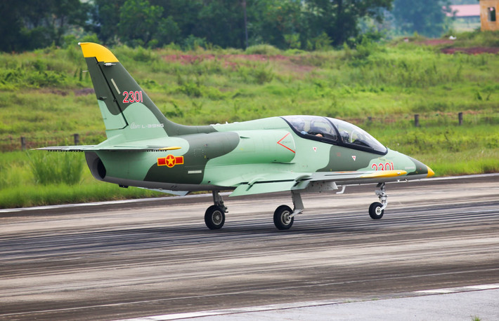 Một dòng máy bay phản lực quân sự khác tham gia nhiệm vụ A80 là L-39NG thuộc Trung đoàn Không quân 910, Trường Sĩ quan Không quân. Ảnh: Thiên Anh.
