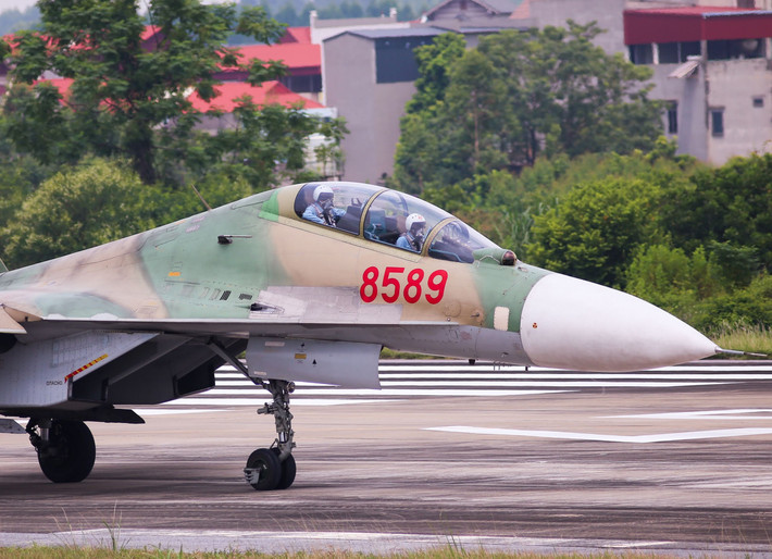 Một chiếc Su-30 MK2 của Không quân nhân dân Việt Nam chuẩn bị cất cánh cho ban bay huấn luyện nhiệm vụ A80 tại sân bay Kép. Ảnh: Thiên Anh.