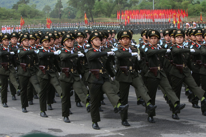 Các khối Công an nhân dân lần lượt tiến qua lễ đài.
