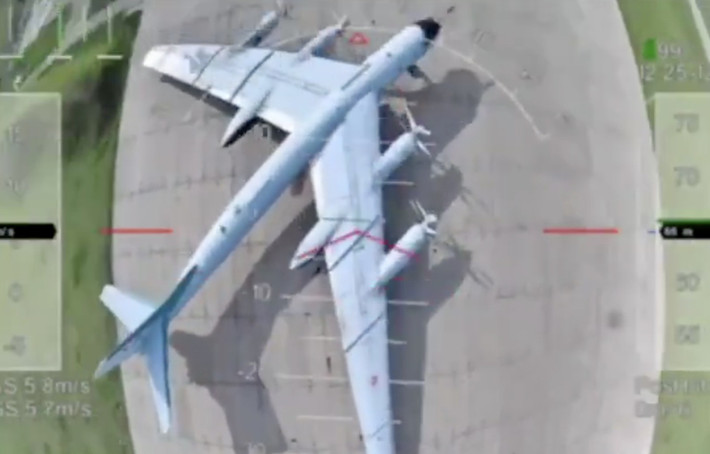 Loạt video được Kiev công bố, nhiều máy bay ném bom Nga đứng yên chịu trận khi máy bay không người lái cảm tử Ukraine lao xuống như mưa. Theo SBU, cuộc tấn công đã vô hiệu hóa 34% lực lượng không quân chiến lược của Nga.
