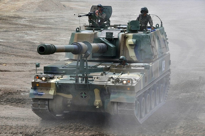 Ngoài ra, Pháo tự hành K9 Thunder còn tích hợp hệ thống điều khiển hỏa lực tự động (FCS) tiên tiến, cho phép chọn đạn và nạp đạn phù hợp dựa trên tọa độ mục tiêu. Hệ thống này giúp giảm thời gian phản ứng và tăng độ chính xác. Ảnh: @MILMAG.