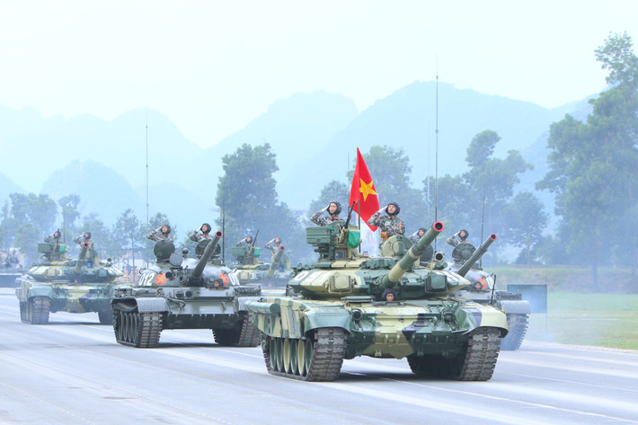 Sau các khối đi bộ là các đoàn xe quân sự, công an lần lượt di chuyển chặt chẽ, nhịp nhàng, thể hiện sức mạnh cơ động và khả năng sẵn sàng chiến đấu cao.