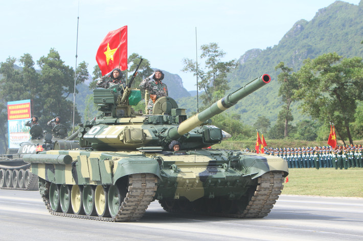 Khối xe, pháo quân sự thành thục ghép đội hình; chuyển đội hình hàng ngang, hàng dọc; giữ khoảng cách, cự ly, tốc độ cơ động giữa các hàng xe và các khối xe theo đúng đội hình diễu binh, diễu hành.