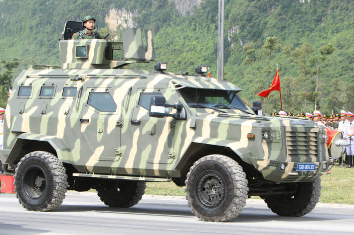 Đối với xe đặc chủng bọc thép chống đạn được trang bị cho Cảnh sát đặc nhiệm, có tính cơ động, chiến đấu cao, có khả năng vượt chướng ngại vật và di chuyển nơi ngập nước sâu.
