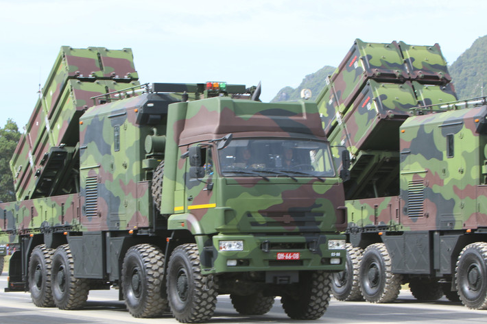 Tổ hợp bao gồm xe chỉ huy chiến đấu, xe radar, xe bệ phóng...