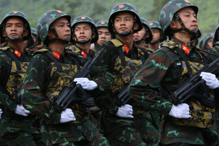Hình ảnh các khối diễu binh diễu hành của lực lượng Quân đội nhân dân đi qua lễ đài.