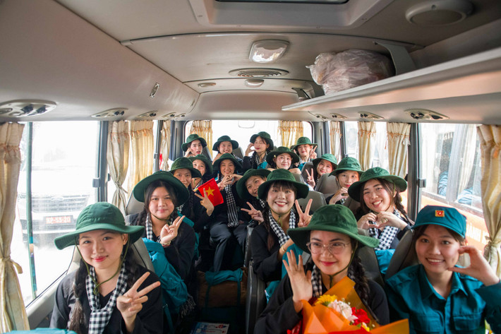 Nét duyên của các nữ chiến sĩ du kích miền Nam tập kết ra Hà Nội chuẩn bị lễ diễu binh, diễu hành kỷ niệm 80 năm Quốc khánh. Ảnh: Đình Vĩnh.