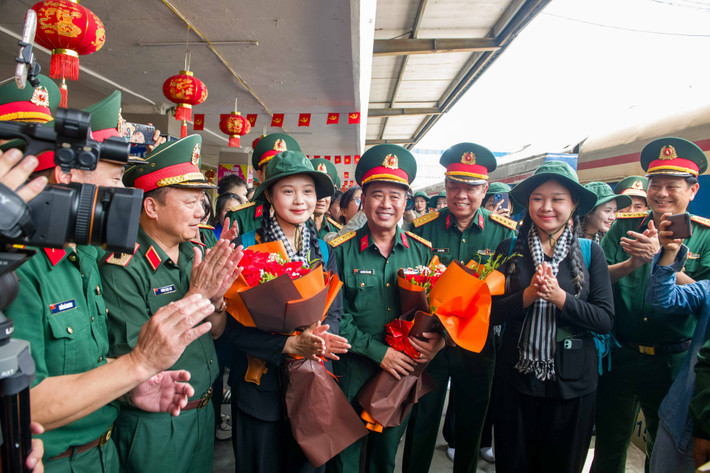 Ngay từ sáng 6/6, đông đảo cựu chiến binh, người dân, sinh viên tình nguyện tay cầm cờ và hoa đã có mặt tại Ga Hà Nội chào đón các cán bộ, chiến sĩ từ miền Nam đến Thủ đô. Ảnh: Đình Vĩnh