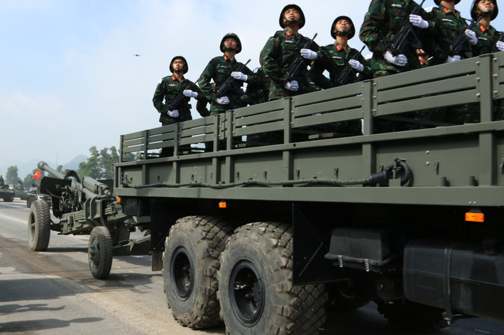 Lựu pháo 152mm D-20 được kéo bởi xe đặc chủng Kamaz.