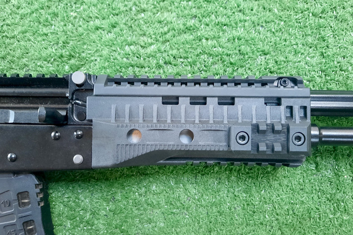 Phần ốp tay phía trước của AK-12K cũng có thiết kế ngắn hơn và vẫn cho phép gắn thêm các thiết bị phụ trợ.