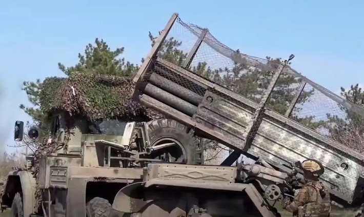RFAF đã nắm bắt cơ hội và phá vỡ tuyến phòng thủ của Ukraine tại những thời điểm nhất định. Để đạt được mục tiêu này, RFAF phải liên tục triển khai quân tiến công trên tất cả mặt trận. Hãng truyền thông Mỹ CNN đưa tin, dưới vỏ bọc của chiến thuật này, RFAF đang bí mật điều động quân và vũ khí ra tiền tuyến.