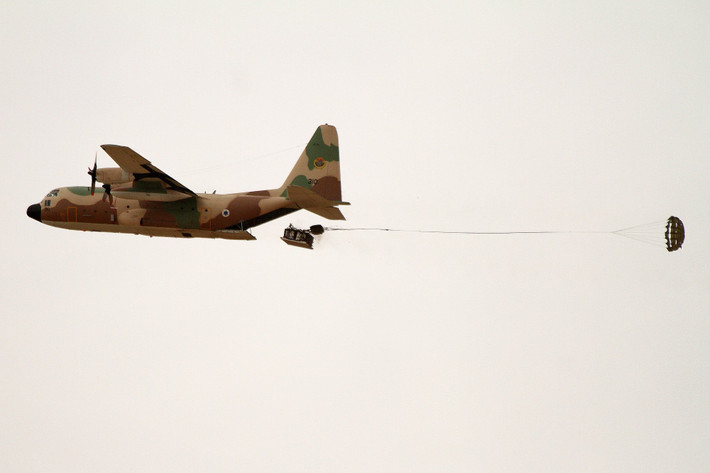 C-130 cũng có thể hỗ trợ các căn cứ phóng máy bay không người lái, hoặc thậm chí dùng để thả máy bay không người lái xuống sâu vào Iran. Khi Israel tiếp tục tháo dỡ những phần còn lại của hệ thống phòng không Iran, việc đẩy những chiếc máy bay như C-130 này vào sâu hơn nữa trong nước Iran là một khả năng lớn. Ảnh: @ The Greek Herald.