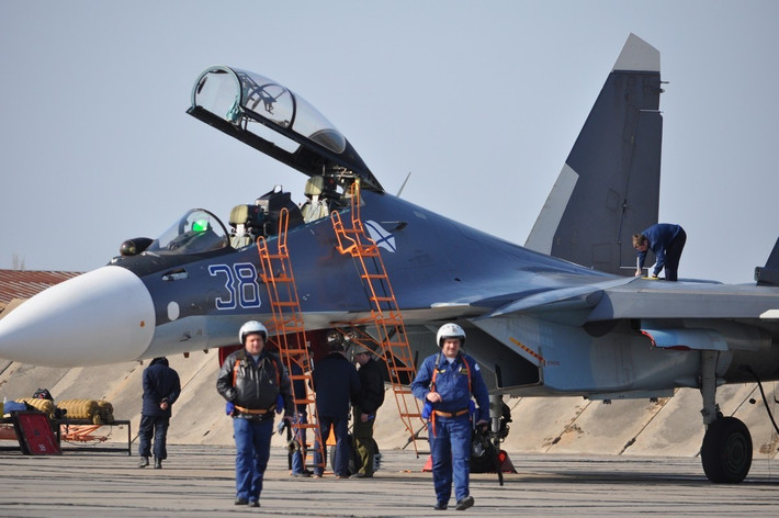 Mở đầu chuỗi tổn thất nghiêm trọng, ngày 5/3/2022, một chiếc Su-30SM bị bắn rơi gần Mykolaiv khi đang thực hiện nhiệm vụ tấn công. Cả hai phi công gồm Thiếu tá Oleksiy Golovensky (chỉ huy phi đội) và Đại úy Aleksey Kozlov (hoa tiêu) đã nhảy dù và bị lực lượng Ukraine bắt giữ. Đây là cú sốc đầu tiên với đơn vị chỉ ít tuần sau khi chiến dịch bắt đầu.