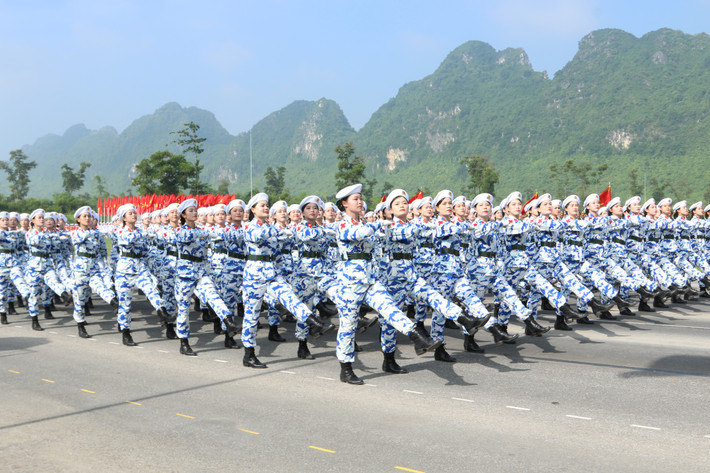 Đặc biệt, sau 40 năm (từ năm 1985), trong đội hình diễu binh qua quảng trường Ba Đình lịch sử lại có sự xuất hiện khối khí tài quân sự và xe đặc chủng công an, thể hiện sự lớn mạnh không ngừng của các Lực lượng vũ trang nhân dân Việt Nam dưới sự lãnh đạo của Đảng trong suốt 80 năm qua.