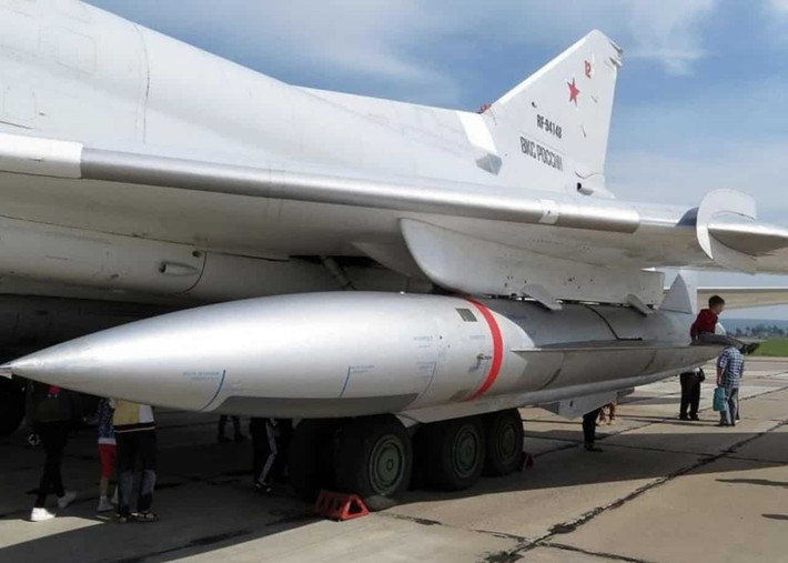Sau đó, tên lửa tăng tốc lên Mach 3 trước khi tiếp cận mục tiêu. Trong giai đoạn cuối, tên lửa lao xuống ở một góc dốc và đạt tốc độ tối đa trên Mach 4. Mỗi chiếc Tu-22M3 có thể mang tới ba tên lửa này trong cấu hình quá tải. Ảnh: @Ukrainian World Congress.