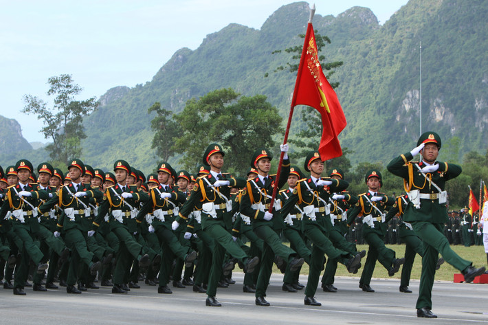 Khối sĩ quan Lục quân tiến qua lễ đài.