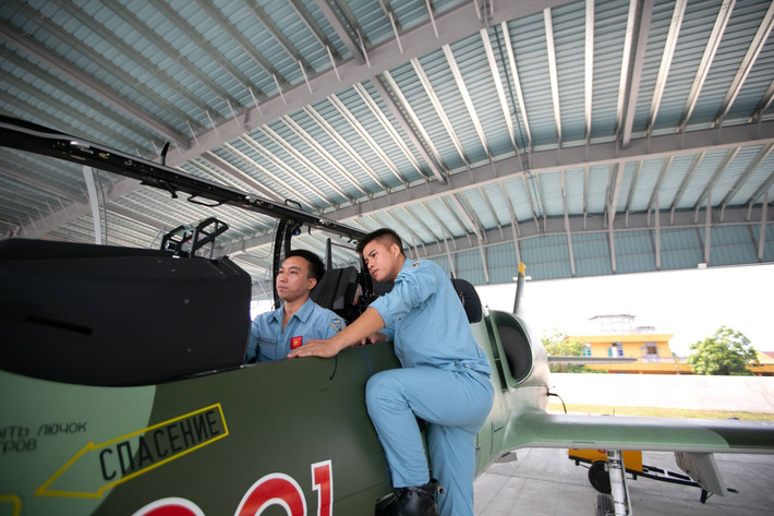 Bay biểu diễn đòi hỏi mỗi máy bay phải giữ được đúng cự ly tốc độ ở độ cao thấp, do đó các phi công sẽ cần thao tác chính xác trong suốt hành trình để vừa đảm bảo an toàn vừa tạo ra những màn trình diễn đẹp mắt. Ảnh: Thiên Anh.