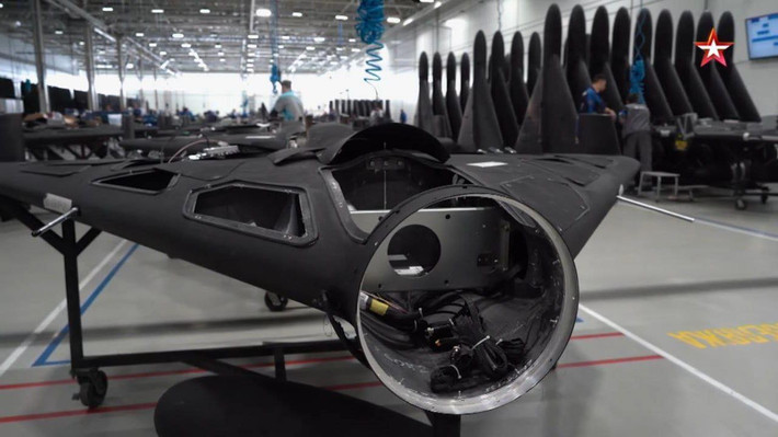 Tổ hợp được trang bị một dây chuyền sản xuất UAV khép kín từ xưởng đúc kim loại, gia công vỏ khung,dây chuyền lắp ráp nội bộ, và sử dụng các linh kiện vận chuyển từ Iran qua biển Caspi và sông Kama.